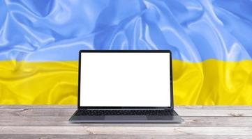 Mock-up-Laptop auf ukrainischem gelb-blauem Flaggenhintergrund foto