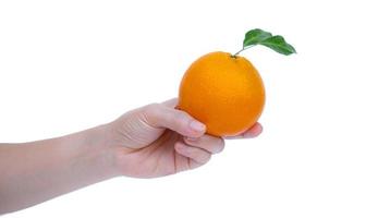 Die Hand einer Frau hält eine reife Orange in ihrer Handfläche. Orangenfrucht in der Hand isoliert auf weißem Hintergrund foto