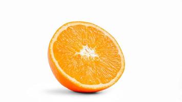 eine reife Orangenfrucht mit goldgelber Schale halbieren und in Scheiben schneiden. isoliert auf weißem Hintergrund mit Schatten. foto