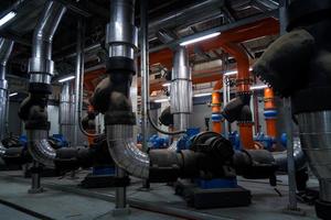 Industrieingenieur, der die Kühlturmklimaanlage der Industrie überprüft, ist ein Wasserkühlturm-Luftkühler HVAC eines großen Industriegebäudes zur Steuerung des Luftsystems. foto