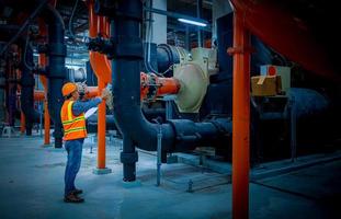 Industrieingenieur, der die Kühlturmklimaanlage der Industrie überprüft, ist ein Wasserkühlturm-Luftkühler HVAC eines großen Industriegebäudes zur Steuerung des Luftsystems. foto