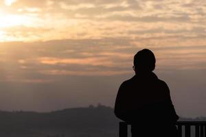 silhouette des reisenden mannfotografen mit morgensonnenaufgang. foto