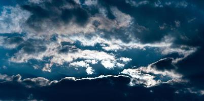 Dramatische Wolken und blauer Himmel im Sommer. foto