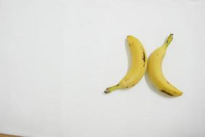 zwei Bananen der Kanarischen Insel vor weißem Hintergrund foto