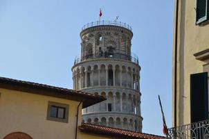 schiefer turm von pisa zu einem haus foto