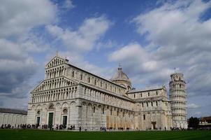 große kathedrale und schiefer turm von pisa foto