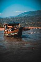 das schöne Boot am Strand foto