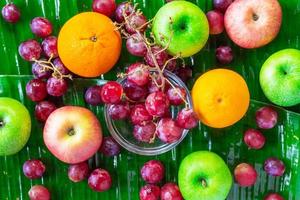 gemischte frische Früchte für gesunde Ernährung und Diät foto