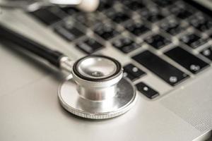 Stethoskop auf Laptop-Computer-Tastatur, medizinisches Gesundheitskonzept. foto