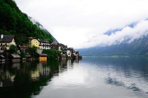 hallstätter see und häuser foto