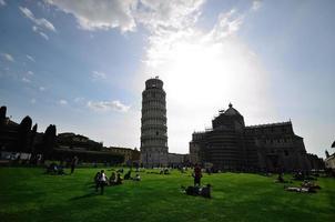 schiefer turm von pisa gegen sonne foto