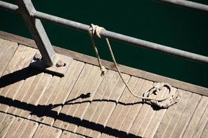 Holzsteg mit Seil und Schatten foto