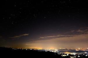 Stadt mit Lichtern und Sternenhimmel foto