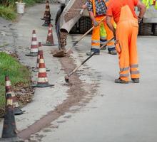 zorzone bergamo italien 23. september 2020 arbeiter bei der arbeit, um die kabel des ultraschnellen netzwerks zu begraben foto