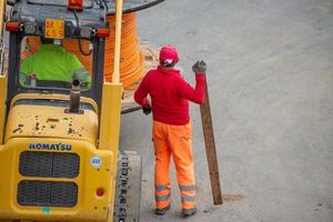 zorzone bergamo italien 23. september 2020 arbeiter bei der arbeit, um die kabel des ultraschnellen netzwerks zu begraben foto