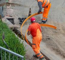 zorzone bergamo italien 23. september 2020 arbeiter bei der arbeit, um die kabel des ultraschnellen netzwerks zu begraben foto