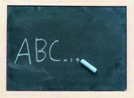 tafel dunkel oder tafel mit horizontaler und banner tafelstruktur kreide zeichnen und schreiben abc für bildung in der schule tafelhintergrund foto