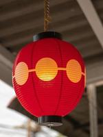 eine rote japanische Papierlaterne oder Lampe. foto