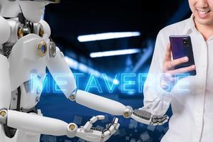 asiatischer mann mit robotergemeinschaft metaverse für vr avatar realitätsspiel virtuelle realität von menschen blockchain verbinden technologieinvestitionen, geschäftslebensstil foto