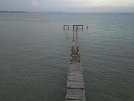 kaputte Brücke auf See. foto