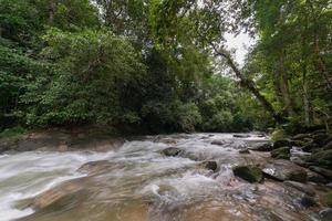 schöne Wasserfallkaskade im malaysischen Wald foto