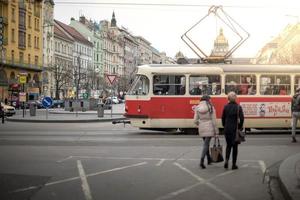 die oldtimer-straßenbahn tatra t3m fährt in die altstadt in prag. am 5. März 2016 foto