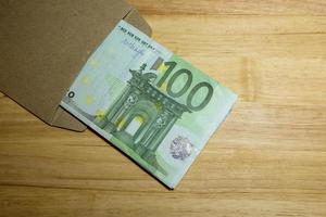 Euro-Banknoten im braunen Umschlag des Gehalts. foto