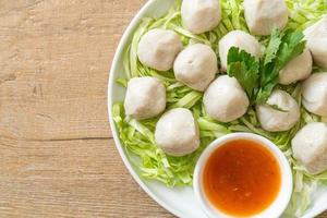 gekochte Fischbällchen mit scharfer Sauce foto