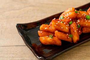 frittierter koreanischer Reiskuchen oder Tteokbokki am Spieß mit scharfer Sauce foto