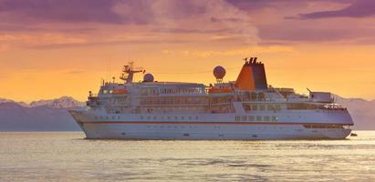 Kreuzfahrtschiff in der Bucht bei Sonnenuntergang. foto