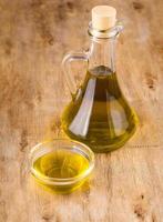 extra natives gesundes olivenöl auf holzhintergrund. foto