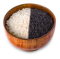Weißer und schwarzer Reis in Holzschale auf weißem Hintergrund. foto