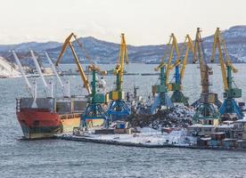 Winterseehafen mit Schiffen und Kränen foto