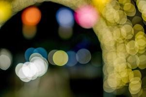 bunte lichter am neujahrstag, bokeh-kreislichter, hintergrundbild mit kopienraum. foto