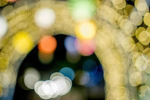 bunte lichter am neujahrstag, bokeh-kreislichter, hintergrundbild mit kopienraum. foto