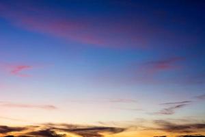 Hintergrund des blauen Himmels mit schönen Wolken foto