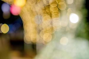 bunte lichter am neujahrstag, bokeh-kreislichter, hintergrundbild mit kopienraum. foto