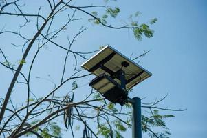 Solarzellen wandeln Sonnenenergie von der Sonne in Energie um. solarzellenkonzept mit kopierraum foto