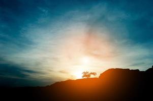 die Silhouette des Berges, Teamführung, Teamwork und Teamarbeit und Freude am Silhouettenkonzept foto