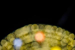 bunte lichter am neujahrstag, bokeh-kreislichter, hintergrundbild mit kopienraum. foto