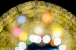 bunte lichter am neujahrstag, bokeh-kreislichter, hintergrundbild mit kopienraum. foto