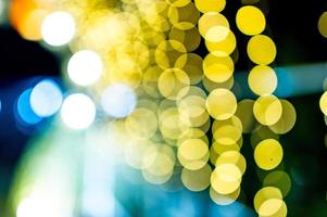 bunte lichter am neujahrstag, bokeh-kreislichter, hintergrundbild mit kopienraum. foto