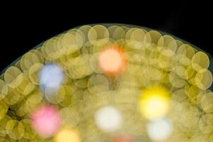 bunte lichter am neujahrstag, bokeh-kreislichter, hintergrundbild mit kopienraum. foto