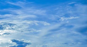 Himmelshintergrund mit Wolke. Natur abstrakt, blauer Himmel mit einigen Wolken vermittelt ein Gefühl von hell, offen und luftig foto