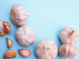 Draufsicht auf Kräuter und Gewürze mit Knoblauch isoliert auf blauem Hintergrund. foto