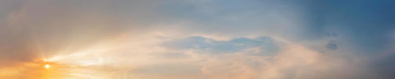 dramatischer Panoramahimmel mit Wolken bei Sonnenaufgang und Sonnenuntergang. foto