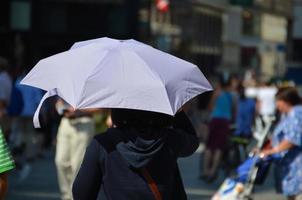Frau mit Regenschirm in der Stadt
