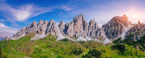 Rocky Mountains bei Sonnenuntergang. Dolomiten, Italien foto