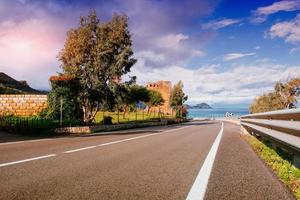 Straße am Meer entlang foto