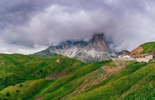 Berg in den Wolken foto